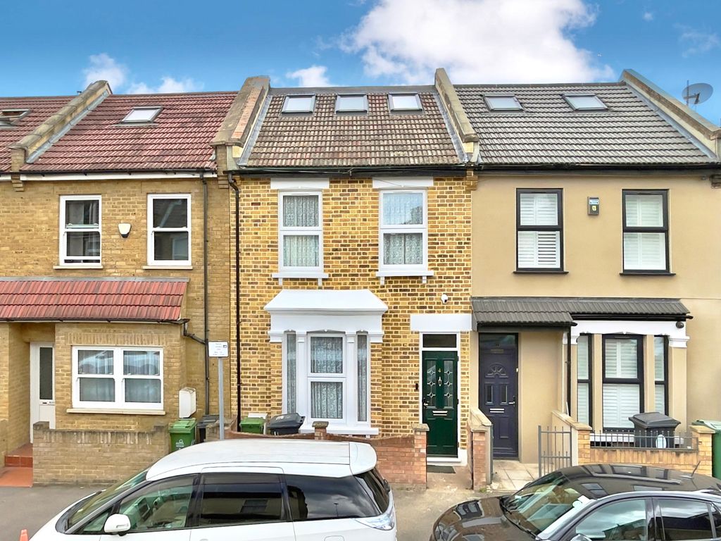 4 bed terraced house to rent in Carlton Road, Leytonstone, London E11