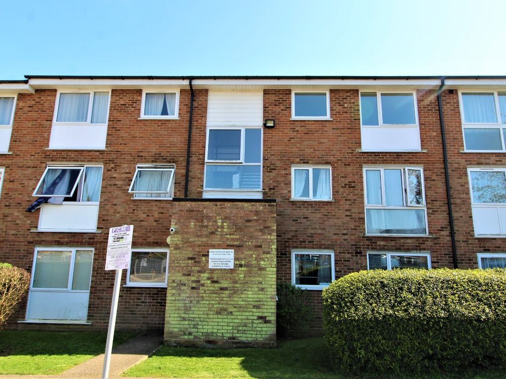 2 bed flat to rent in Burns Drive, Hemel Hempstead, Hertfordshire HP2
