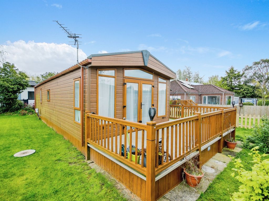 2 bed mobile/park home for sale in Orby Road, Burgh Le Marsh, Skegness