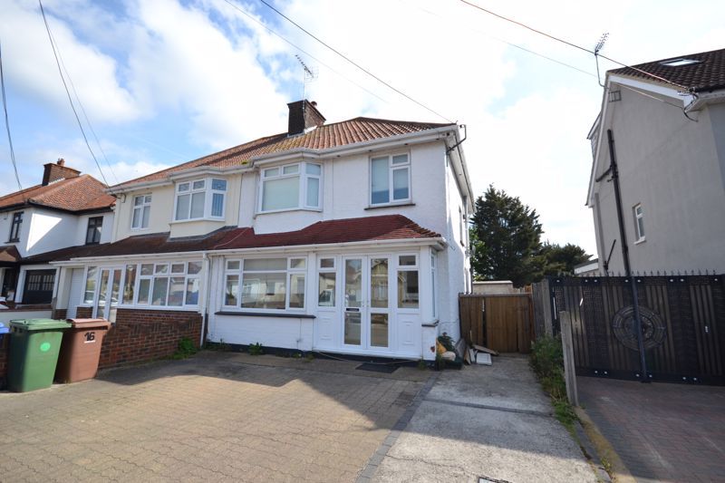 3 bed semidetached house for sale in Barstable Road, Corringham