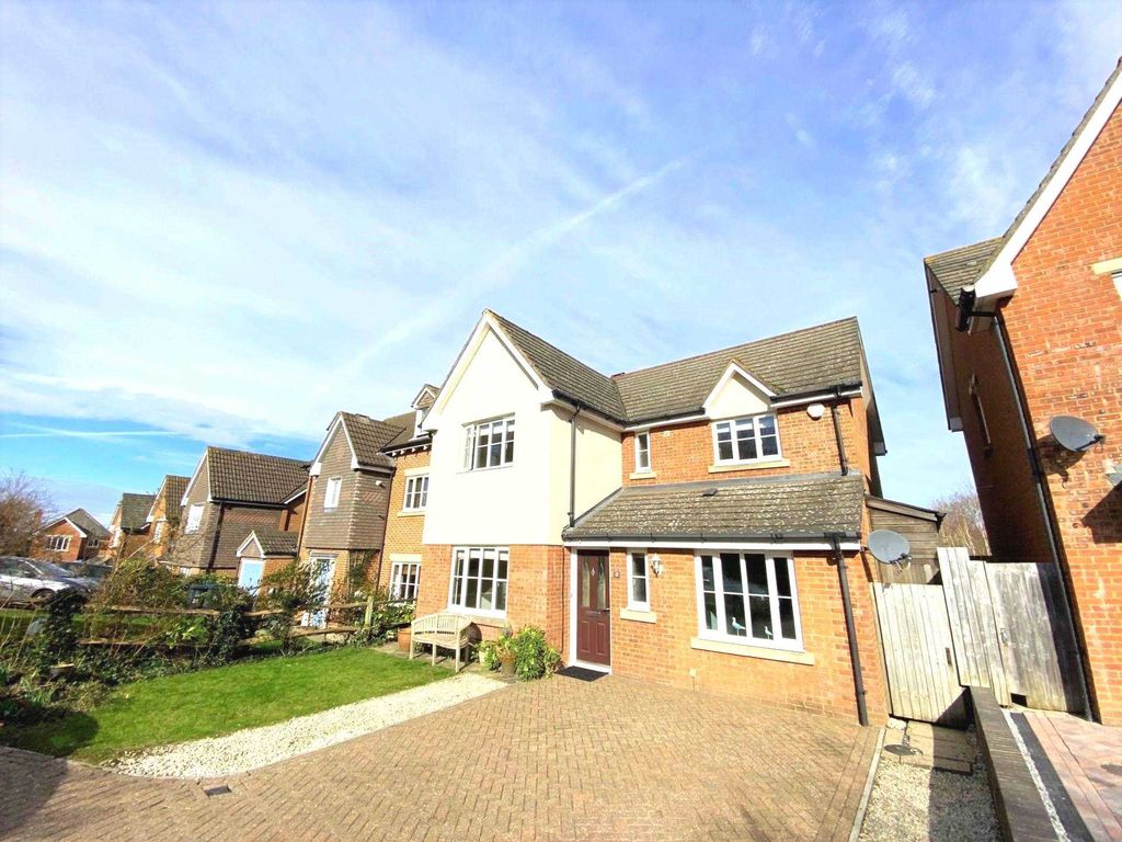 4 bed detached house to rent in Old Church Way, Chartham CT4, £1,650 pcm Zoopla