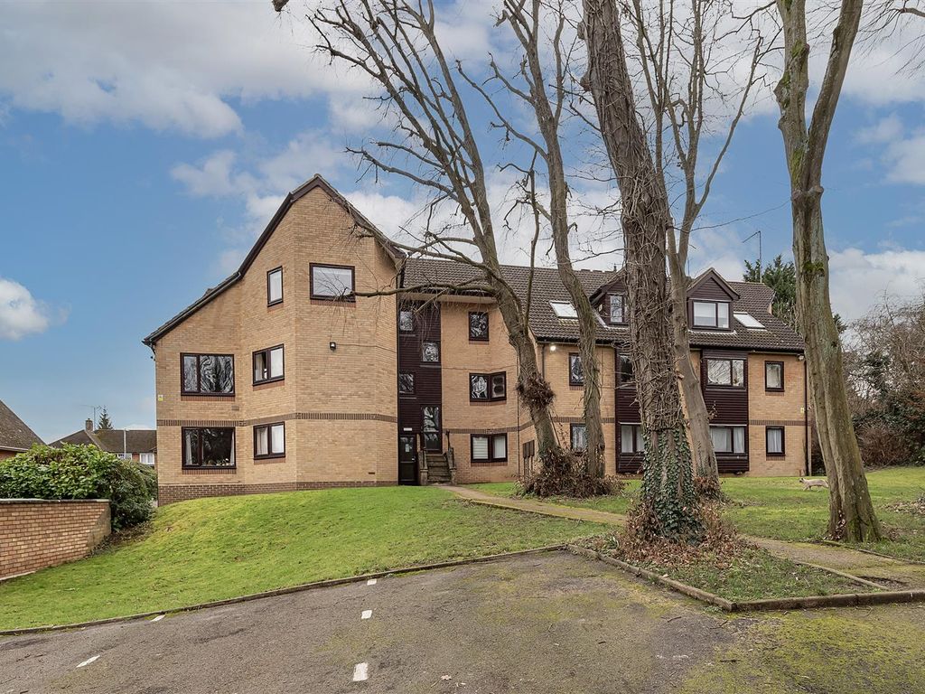 2 bed flat for sale in Clarendon Road, Harpenden AL5, £275,000 Zoopla
