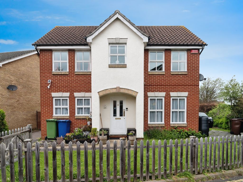 3 bed detached house for sale in Swallow Close, Chafford Hundred, Grays