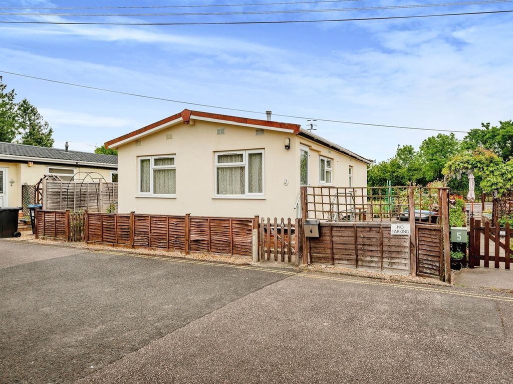 2 bed mobile/park home for sale in Laburnum Court, Smallfield, Horley