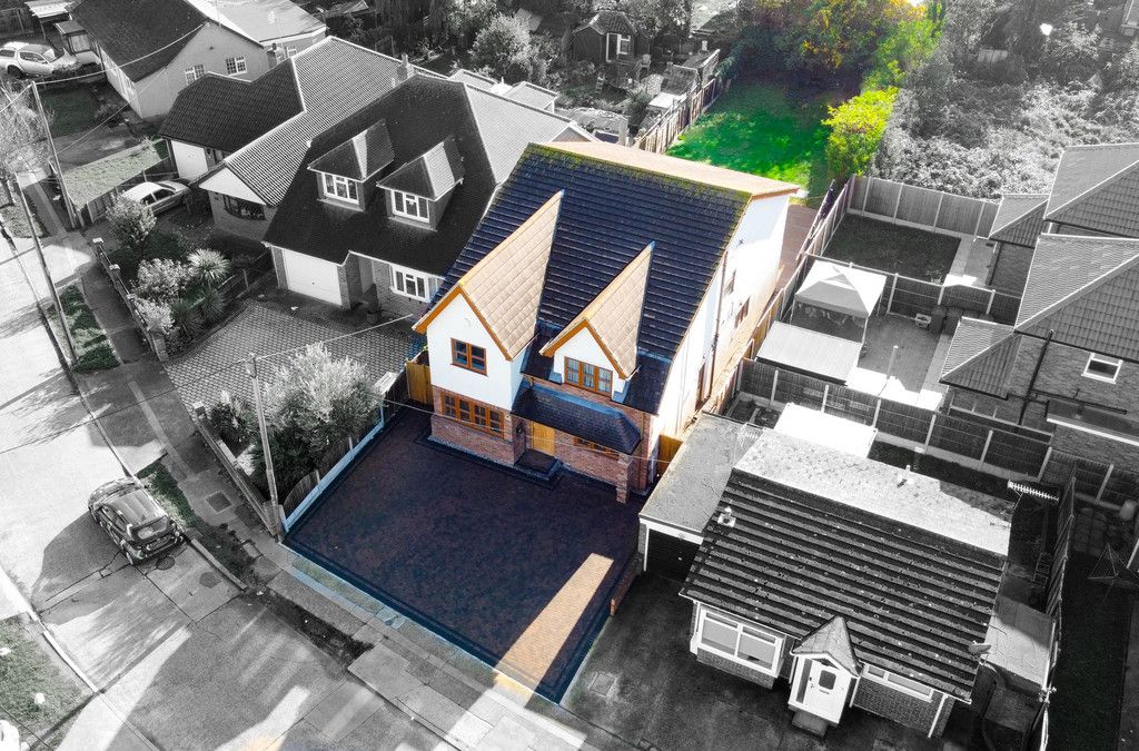 6 bed detached house to rent in Mayland Avenue, Canvey Island SS8, £