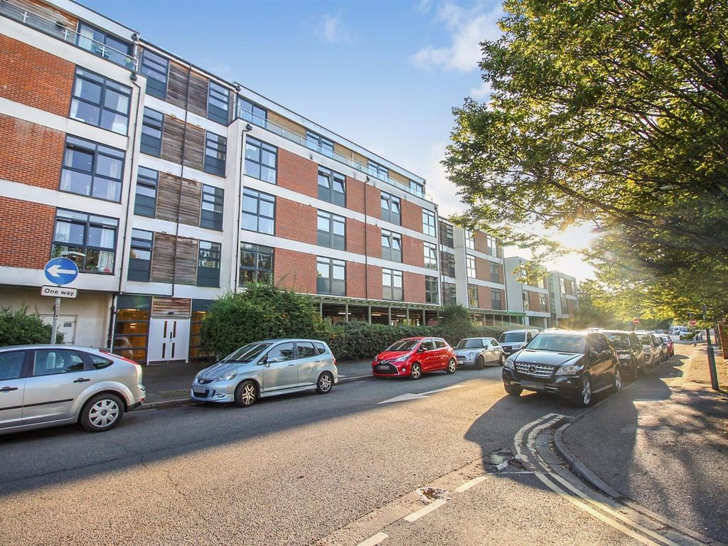 2 bed flat for sale in Aits View, Victoria Avenue, West Molesey KT8, £