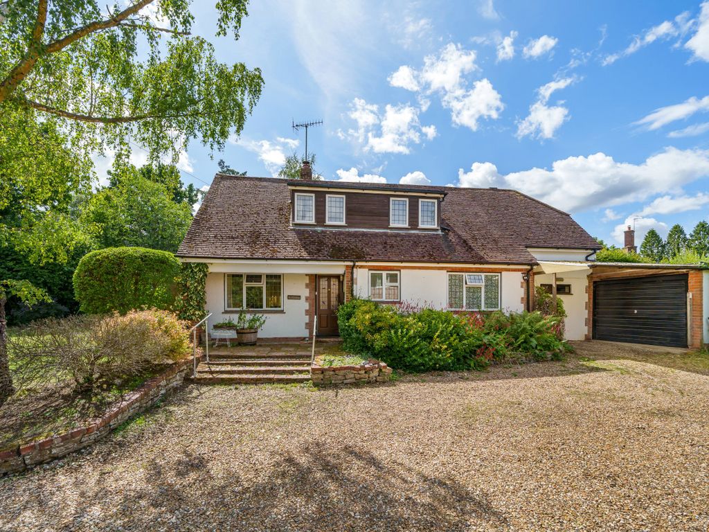 3 bed detached house for sale in Chilworth, Guildford, Surrey GU4, £