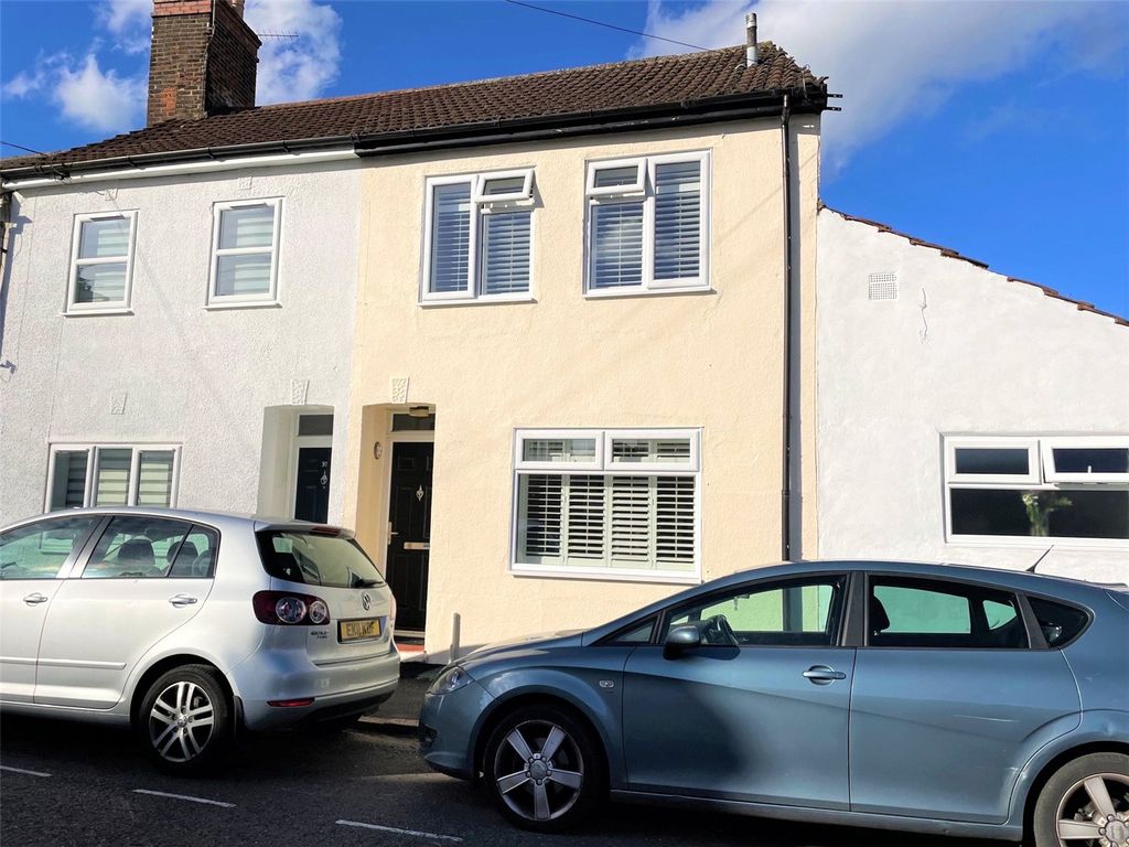 2 bed end terrace house for sale in Lysons Road, Aldershot, Hampshire