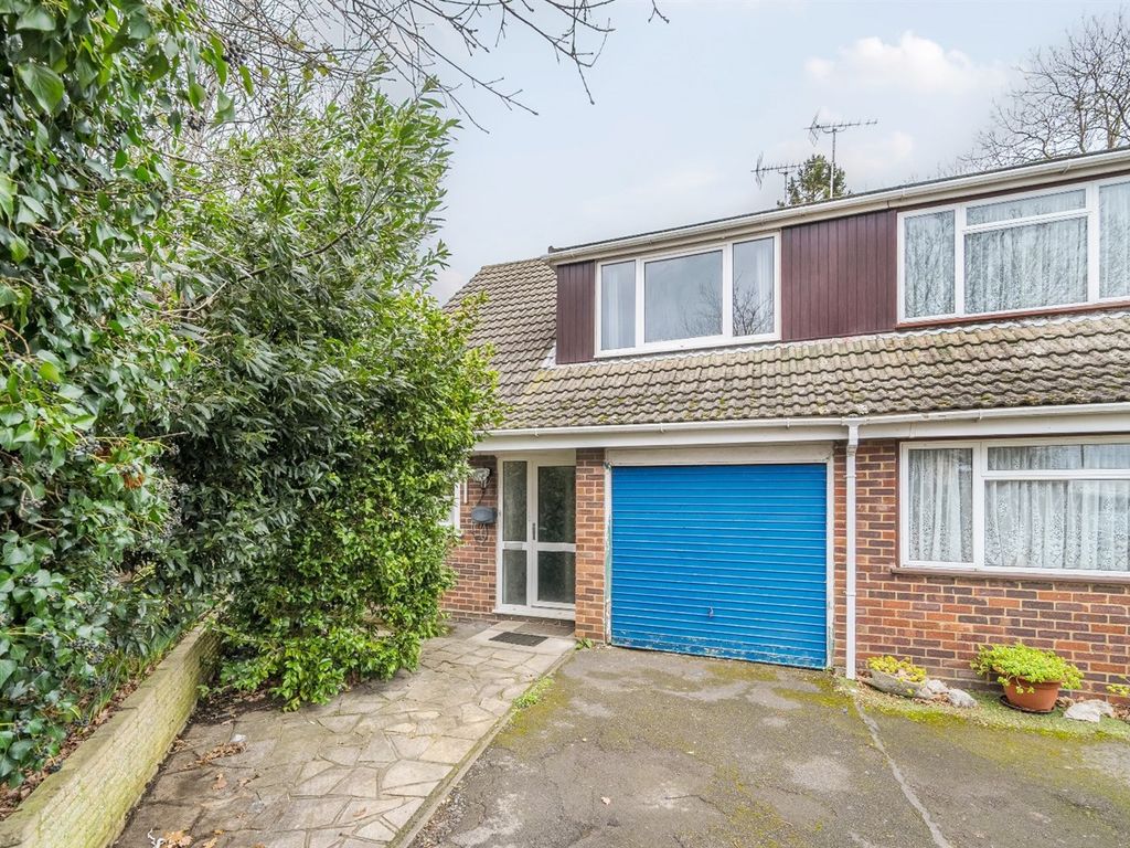 4 bed semidetached house to rent in Bran Close, Reading RG30, £1,795