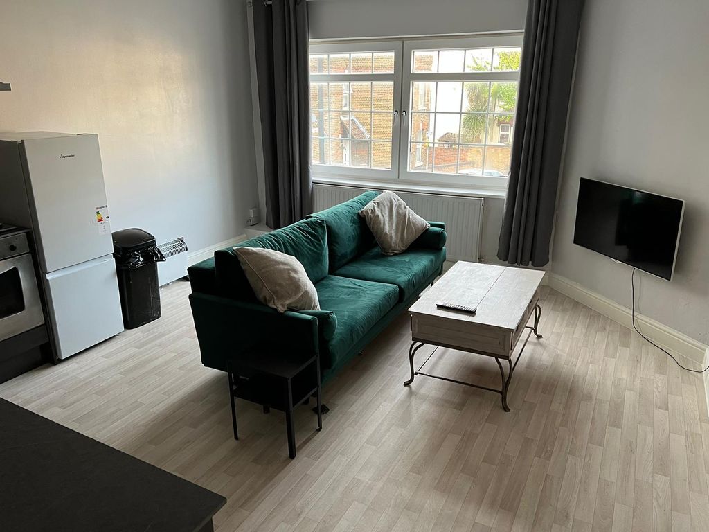 2 bed flat to rent in London Road, London E13 Zoopla