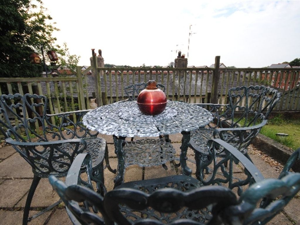 Property Details For 2 Lakeside Cottages Standish Wigan Wn1 2uu