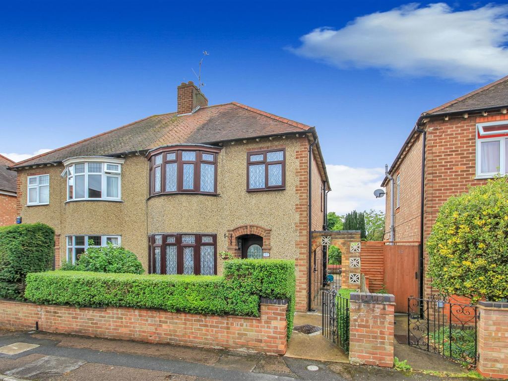 3 bed semidetached house for sale in Talbot Road, Rushden NN10, £