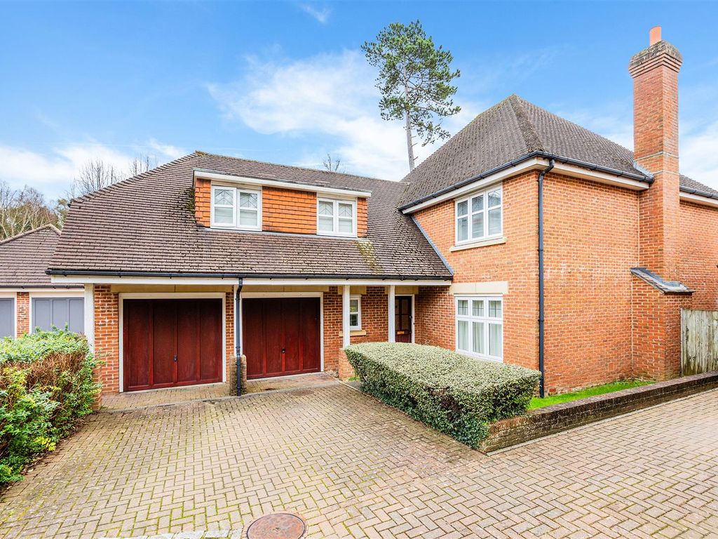 5 bed detached house for sale in Water Mead, Chipstead, Coulsdon CR5, £