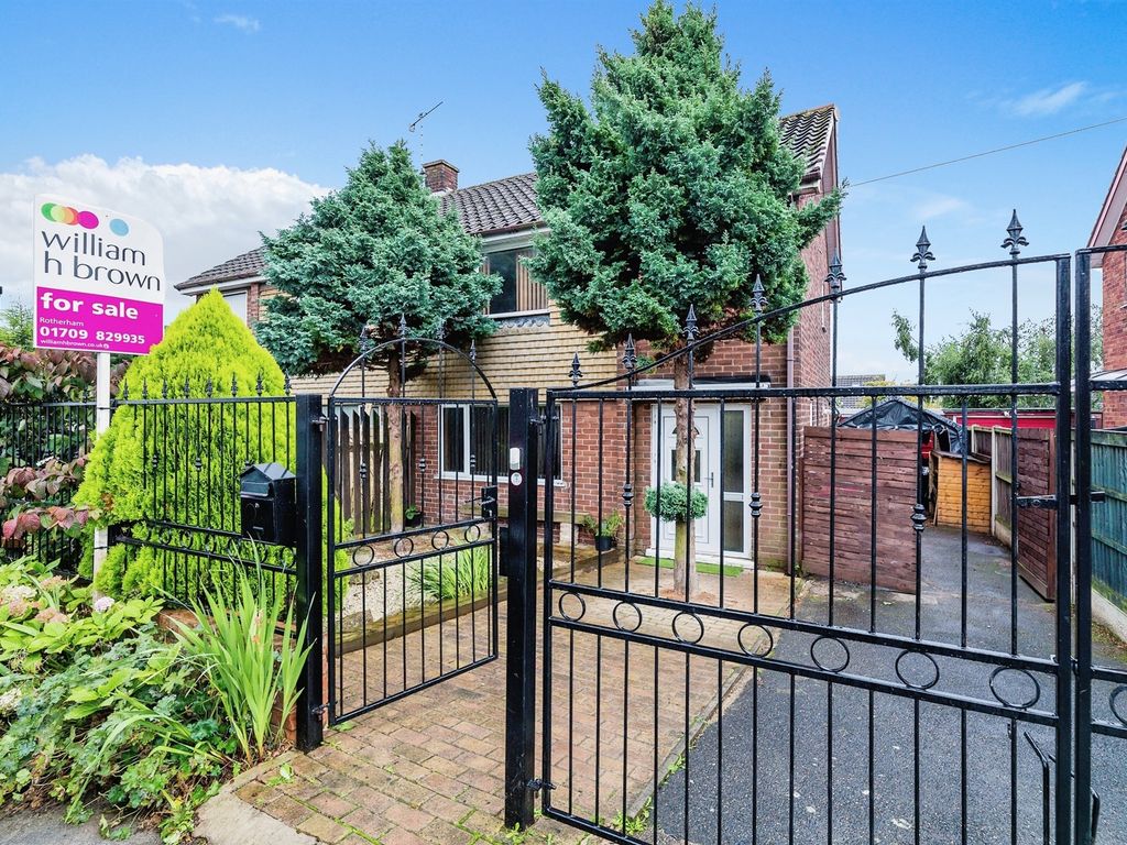 4 bed semidetached house for sale in Middlefields Drive, Whiston