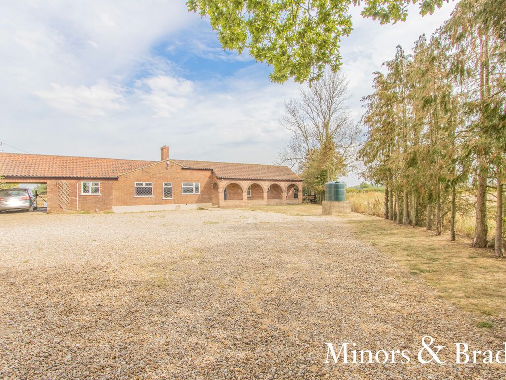 4 bed detached bungalow for sale in Primrose Green, Lyng, Norwich NR9