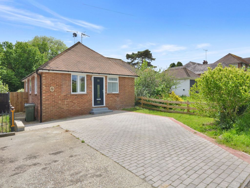 2 bed semidetached bungalow for sale in Tudor Road, Kennington TN24, £