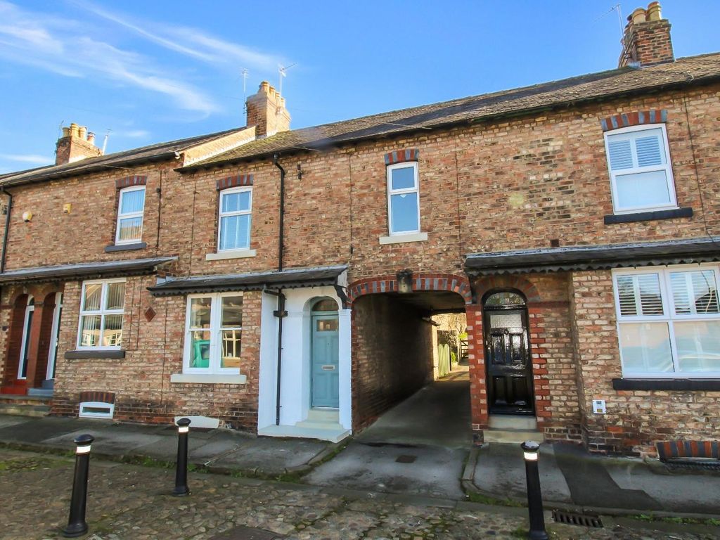 5 bed terraced house for sale in Victoria Grove, Ripon HG4, £325,000