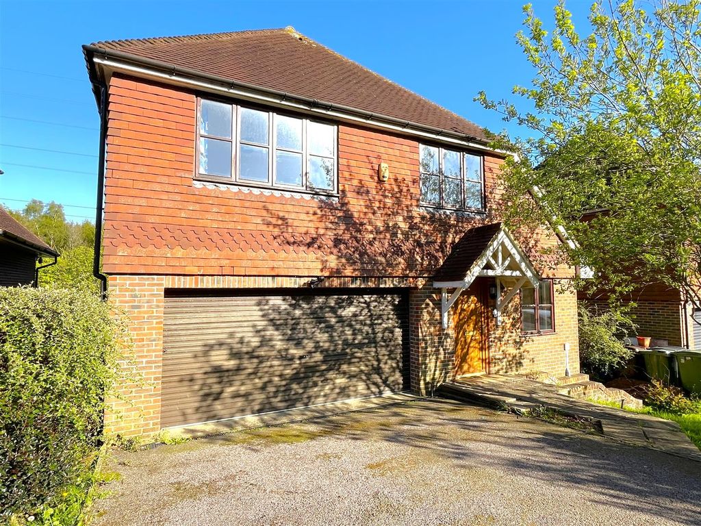 5 bed detached house to rent in Beachy Head View, St. LeonardsOnSea