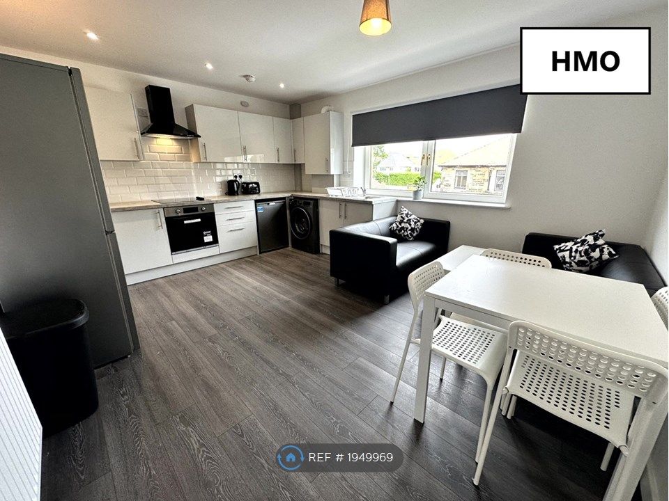 4 bed flat to rent in Hmo Licensed Wedderlea Drive, Glasgow G52, £1,600