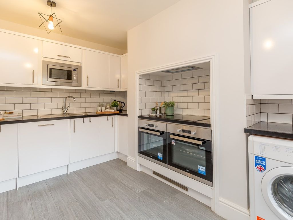 Room to rent in Weedon Road, Northampton NN5, £700 pcm Zoopla