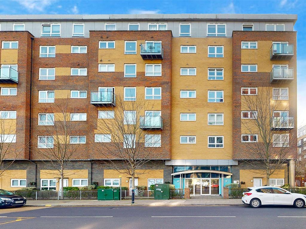 2 bed flat for sale in Cherrydown East, Basildon, Essex SS16, £190,000