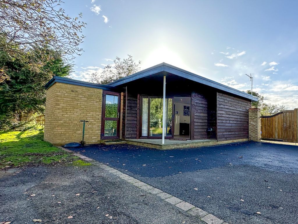 Studio to rent in Windsor Road, Wraysbury, Staines TW19, £1,100 pcm