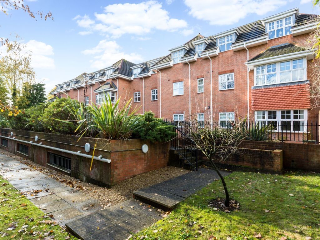 2 Bed Flat To Rent In Claremont Avenue Woking GU22 1 400 Pcm Zoopla 2-bed-flat-to-rent-in-claremont-avenue-woking-gu22-1-400-pcm-zoopla