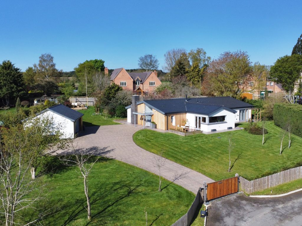 3 bed detached bungalow for sale in Brook View, Cropthorne