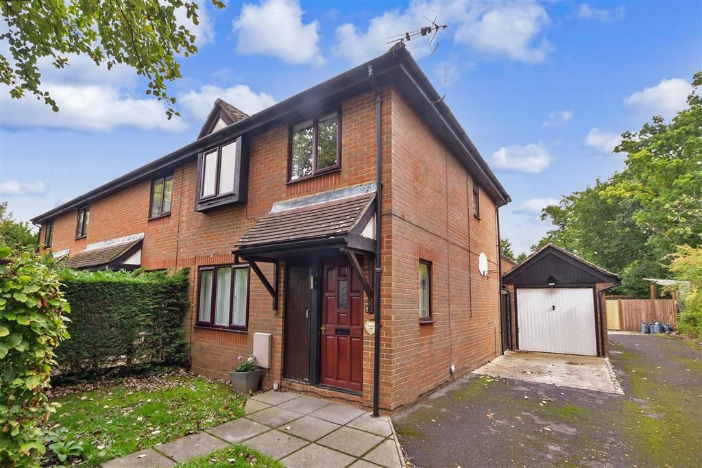 3 bed end terrace house for sale in Bramley Walk, Langshott, Horley