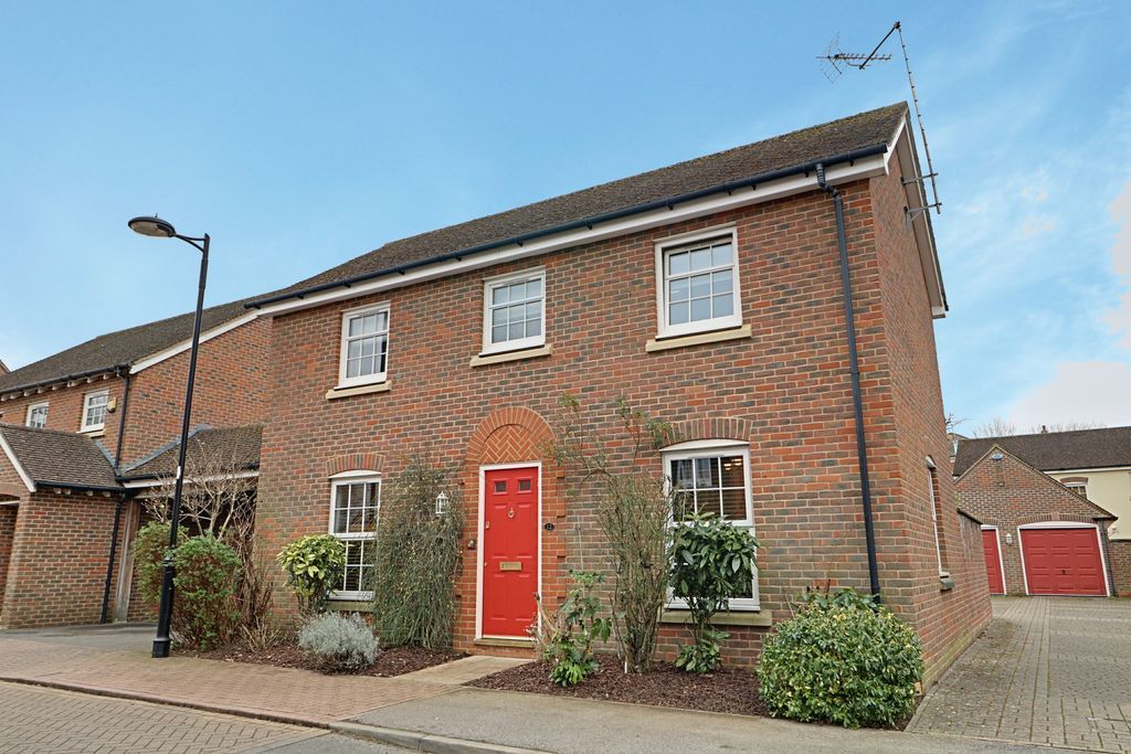 3 bed detached house for sale in Compton Way, SherfieldOnLoddon, Hook