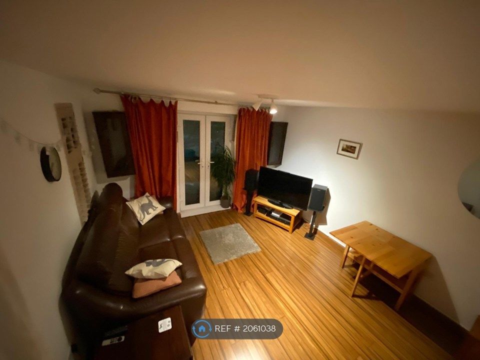 3 bed end terrace house to rent in Addington Avenue, Wolverton, Milton