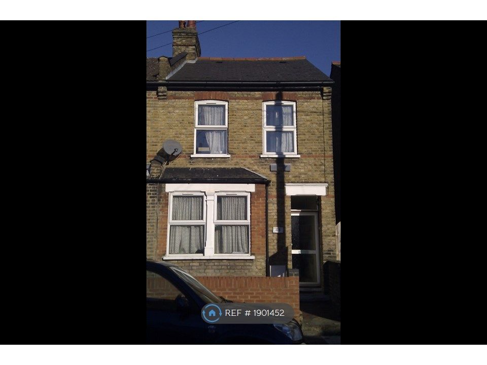 4 bed end terrace house to rent in Stanley Road, Hounslow TW3, £2,000