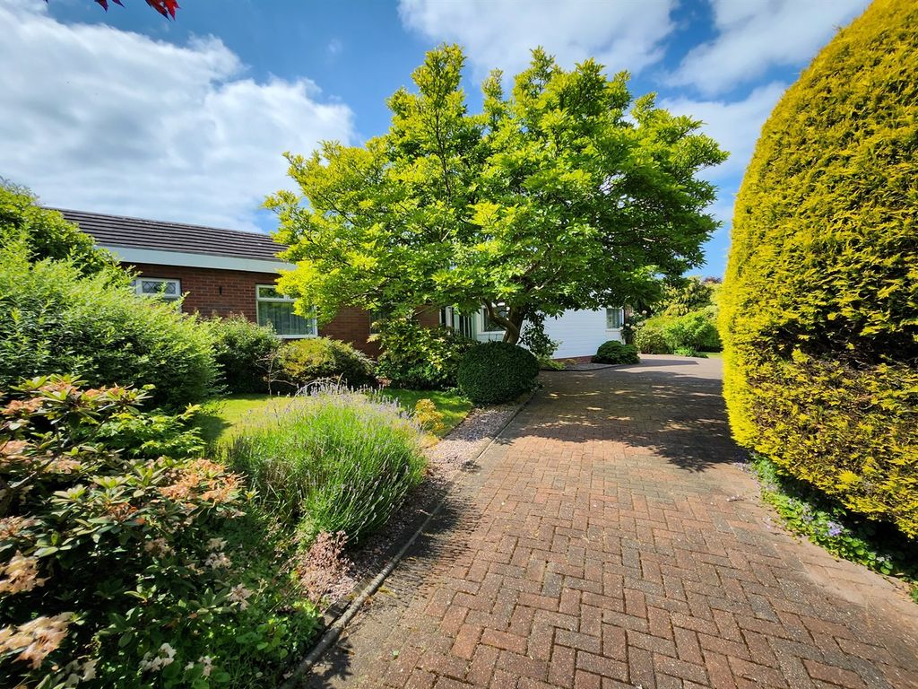 4 bed detached bungalow for sale in Burfield Drive, Appleton
