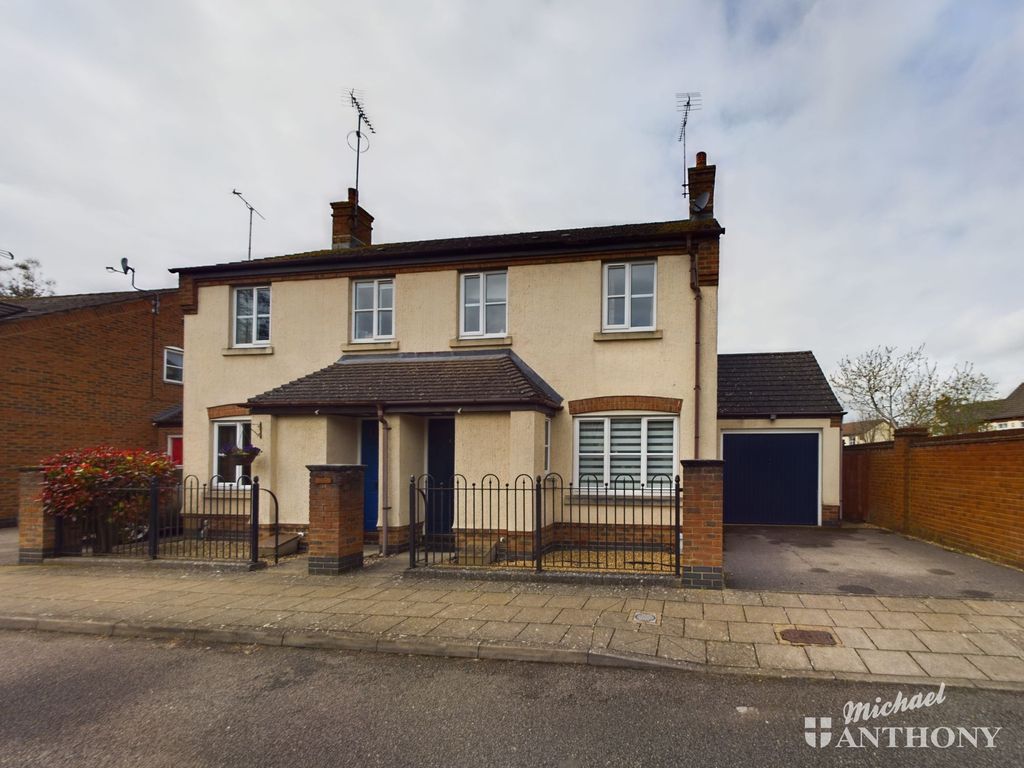 3 bed semidetached house for sale in Parmiter Close, Aylesbury