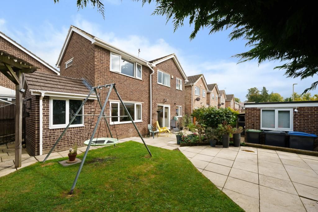 5 bed detached house for sale in Farmers Close, Witney OX28, £400,000