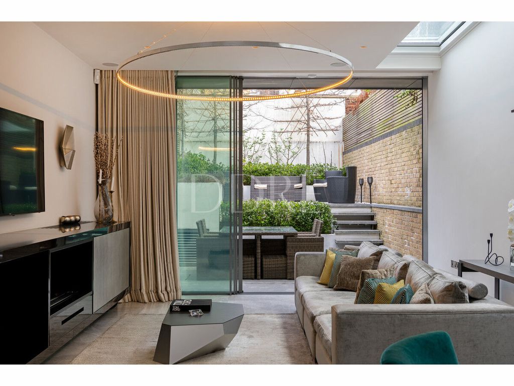 5 bed semidetached house to rent in Eaton Terrace, London SW1W, £