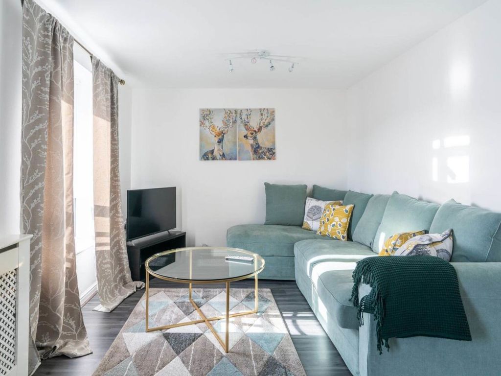 2 bed flat to rent in Felixstowe Road, London SE2, £3,500 pcm Zoopla