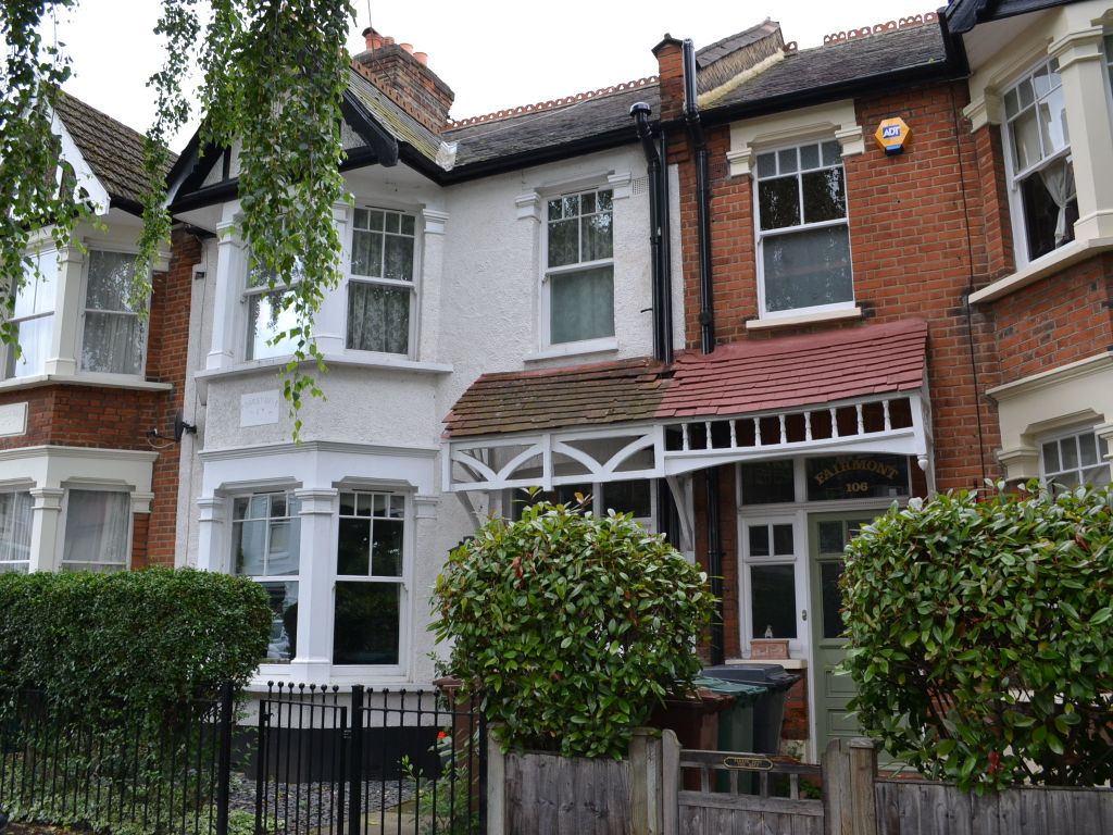 3 bed terraced house to rent in Beech Hall Road, London E4, £2,000 pcm