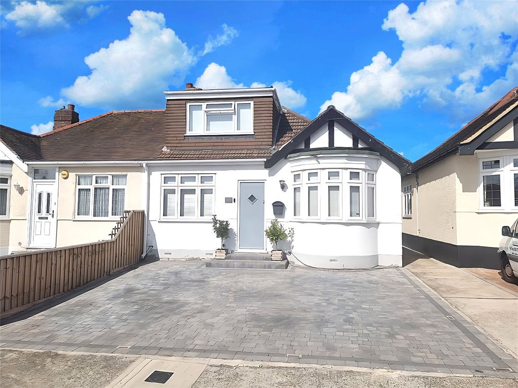 3 bed bungalow for sale in Hillfoot Road, Romford RM5, £525,000 Zoopla