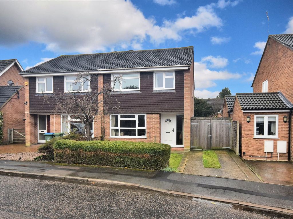 3 bed semidetached house for sale in Yorke Close, Aston Clinton