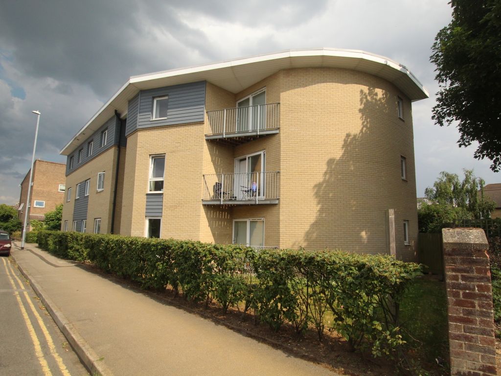 2 bed flat to rent in Wesley Court, Scotland Road, Cambridge CB4, £