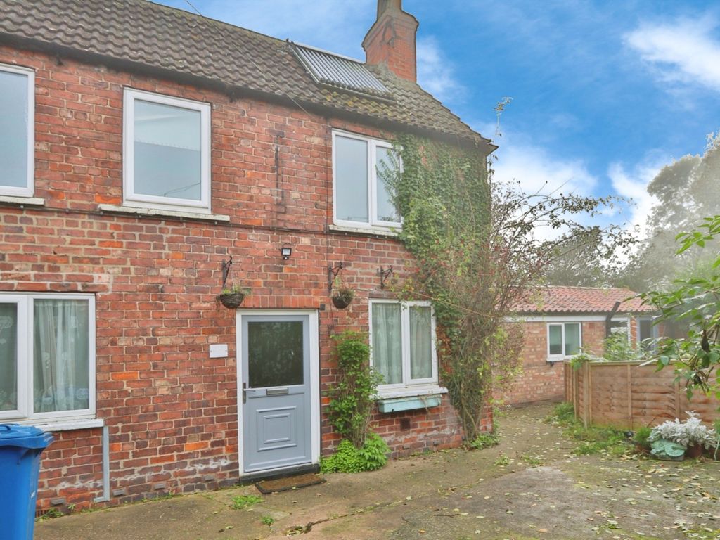 2 bed detached house for sale in Main Street, Etton, Beverley HU17, £