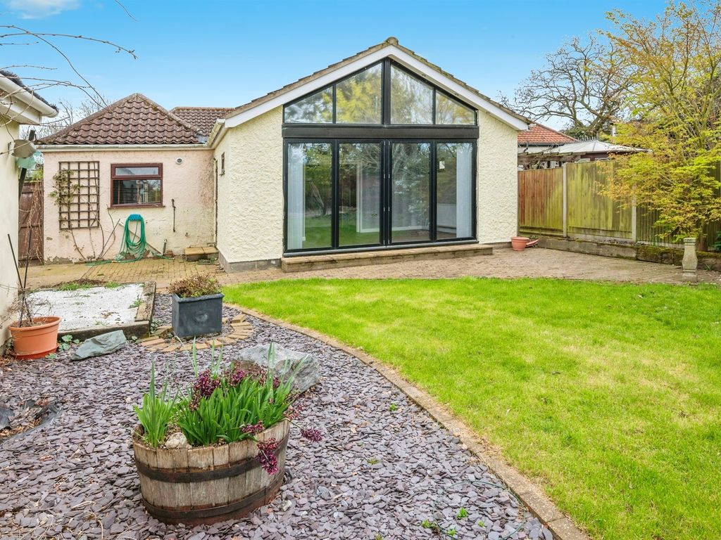 3 bed detached bungalow for sale in Buxton Road, Spixworth, Norwich