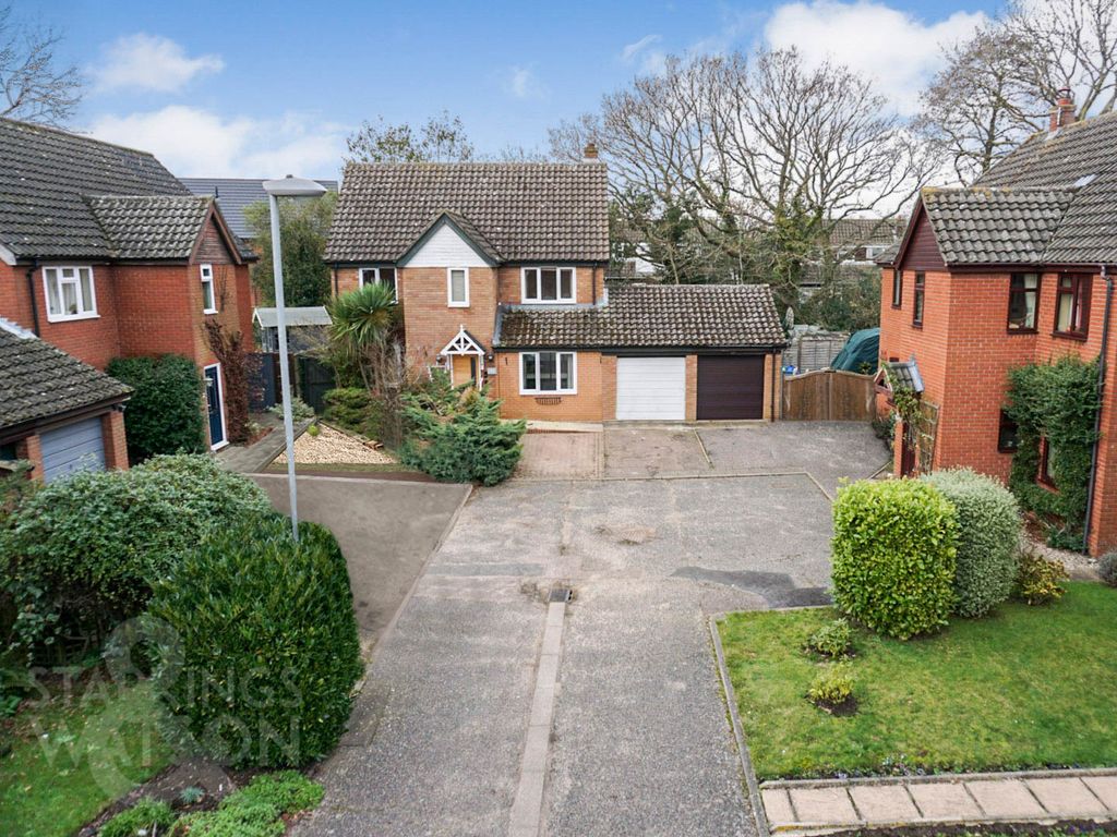 4 bed detached house for sale in Meadow Way, Poringland, Norwich NR14