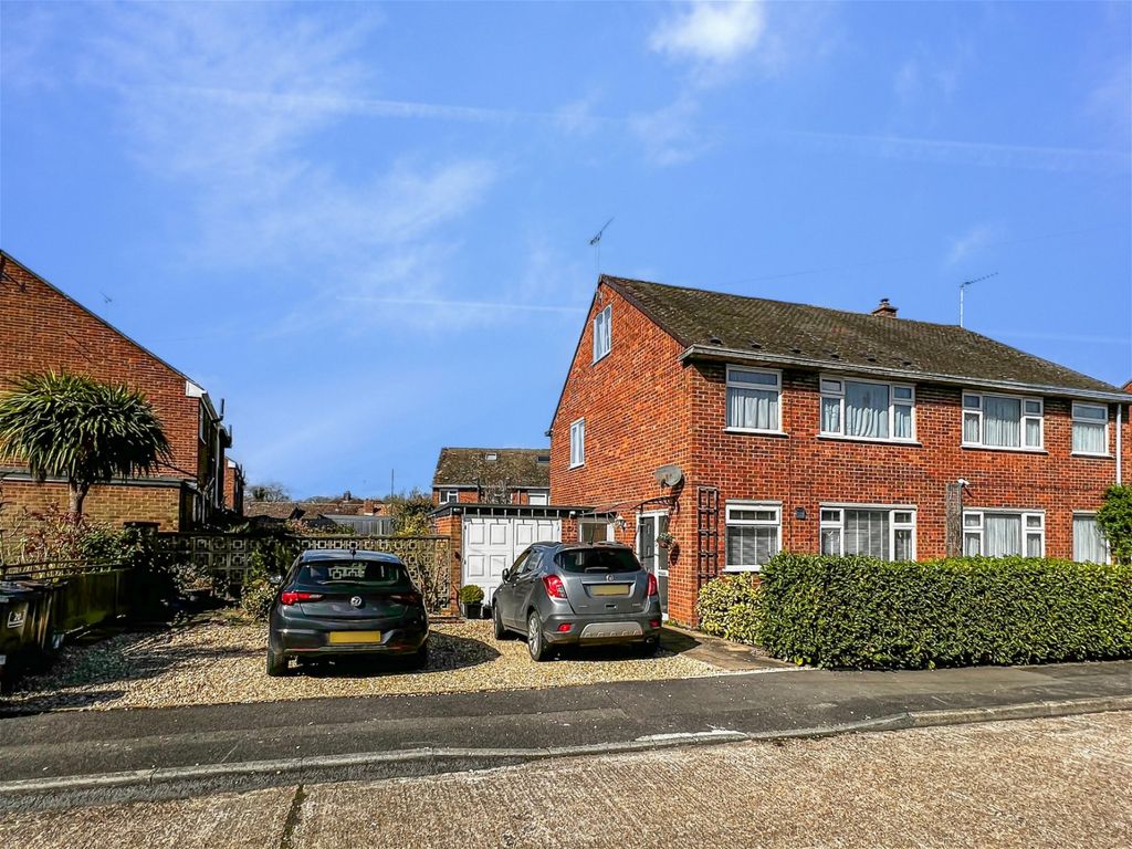 4 bed semidetached house for sale in Orchard Field, Bethersden, Kent