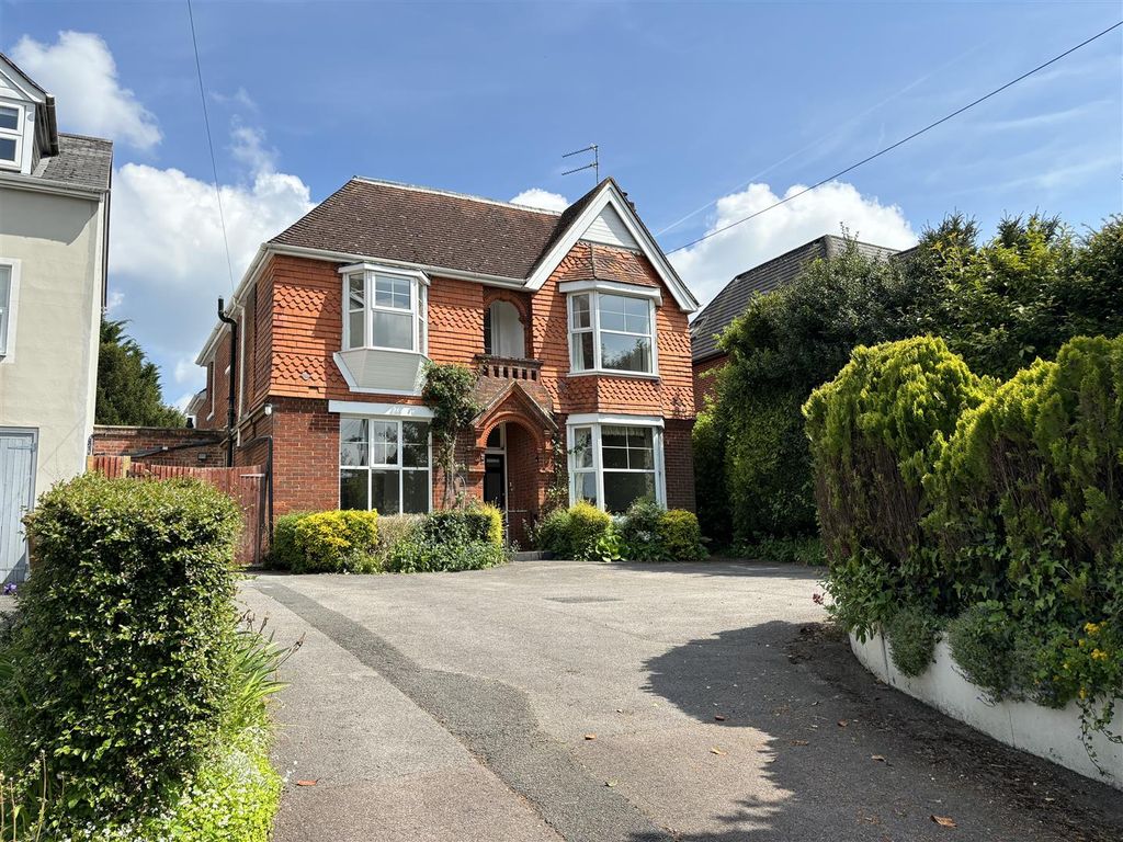 4 bed detached house for sale in Winchester Road, Andover SP10, £