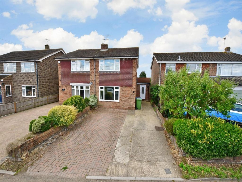 3 bed semidetached house to rent in Chaffes Lane, Upchurch