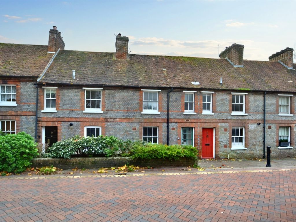 2 bed terraced house to rent in Westgate, Chichester PO19, £1,150 pcm