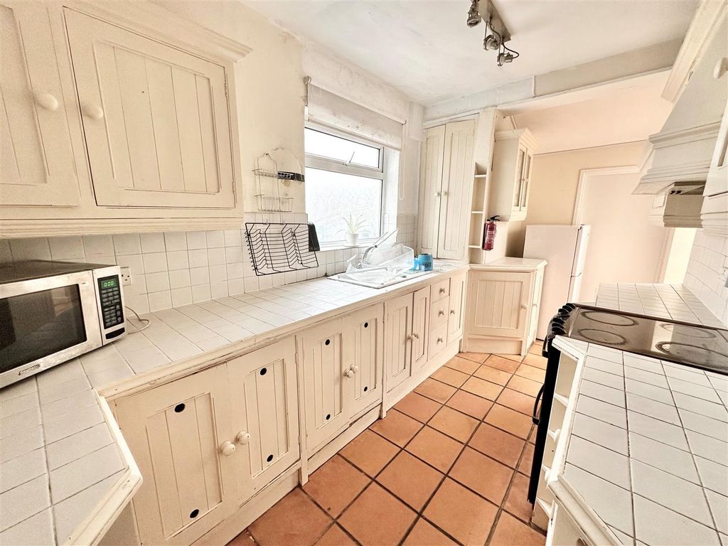 5 bed semidetached house to rent in Glenfrome Road, Eastville, Bristol