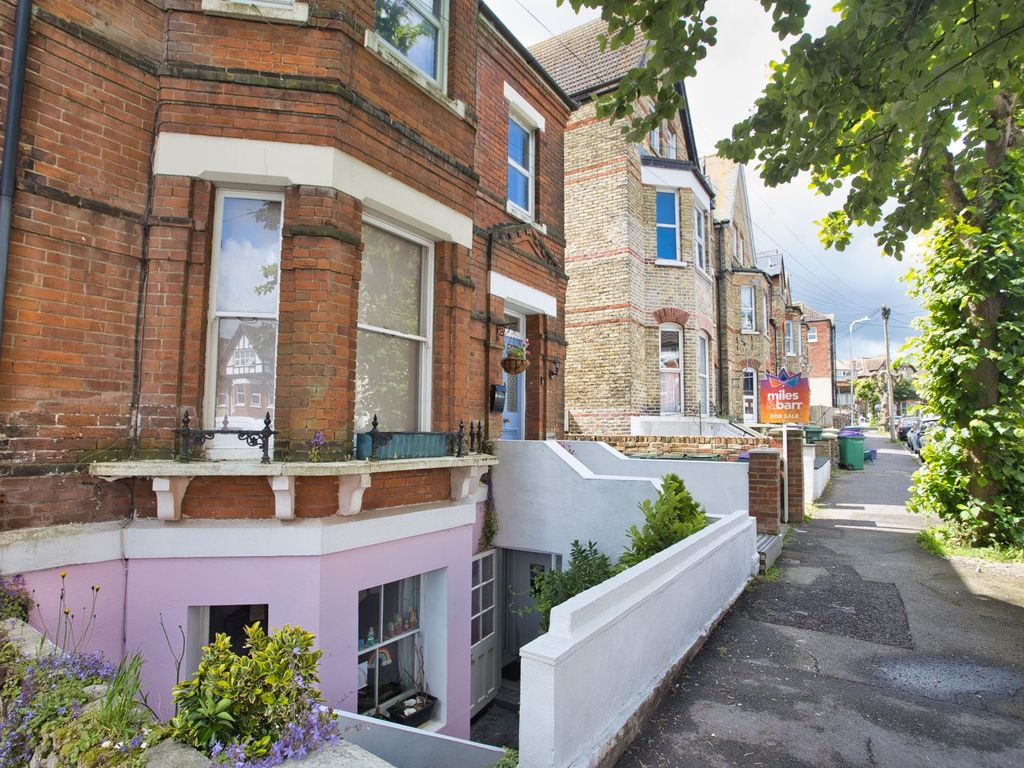 2 bed flat for sale in Connaught Road, Folkestone CT20, £200,000 Zoopla